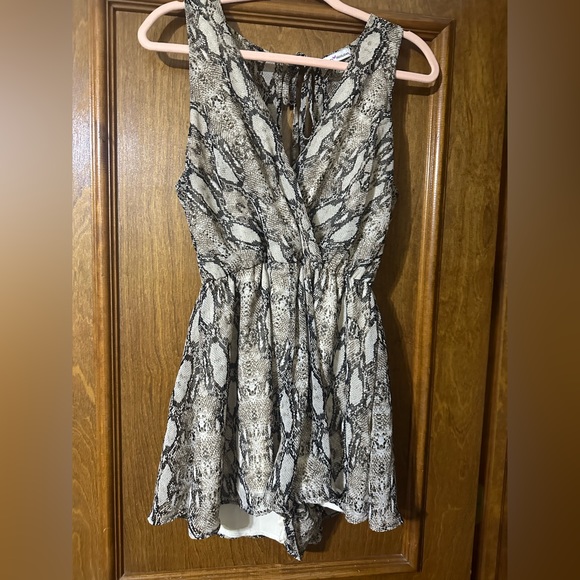 Classy Romper from Dainty - Picture 3 of 4